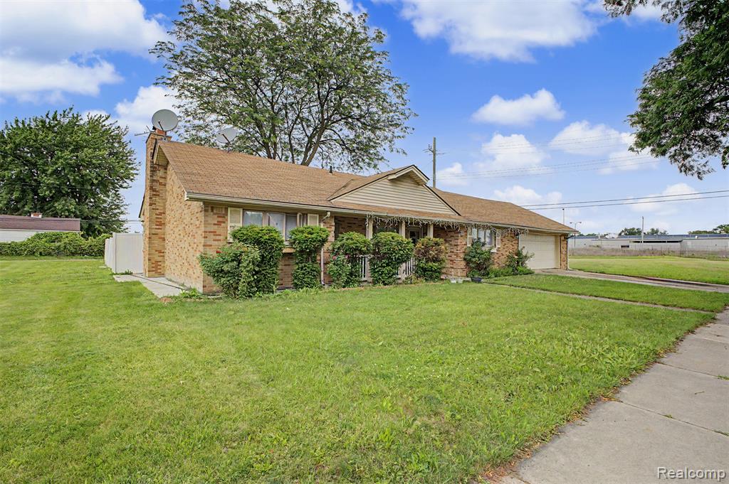 8650 Whitlock Avenue Dearborn, MI 48126 - Photo 1 of 40