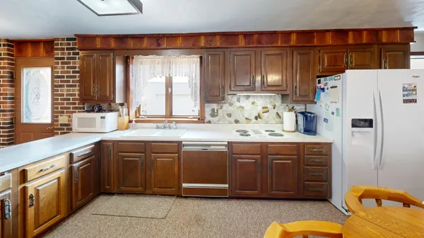$500,000 | 16884 County Highway South, Hickory Grove, WI 53805