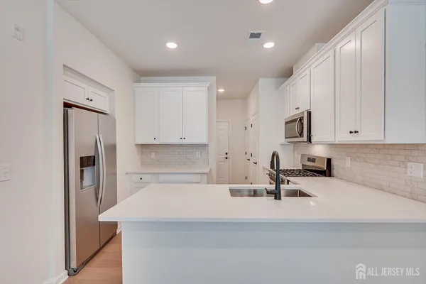 $3,200 | 317 Sadie Circle, New Brunswick, NJ 08901