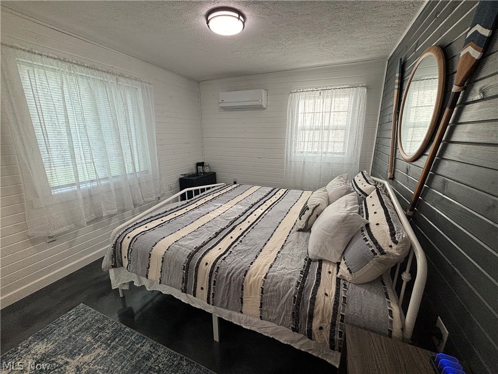 1100 Fort Road Southwest Dellroy, OH 44620 - Photo 23 of 34 Master bedroom