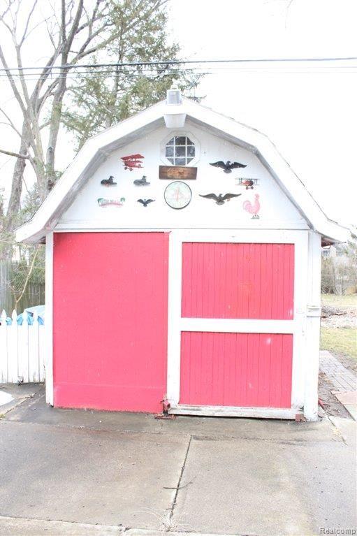 18 South Holcomb Road Clarkston, MI 48346 - Photo 5 of 11 1/2 Large Sheds