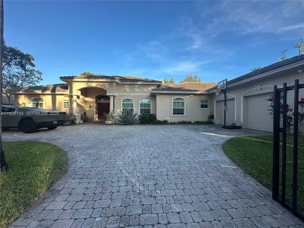 a view of a house with a yard
