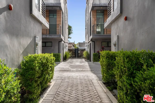 $1,495,000 | 4427 North Studio Place, Studio City, CA 91602