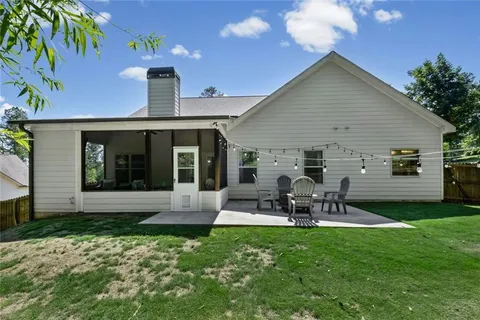a view of a house with a yard