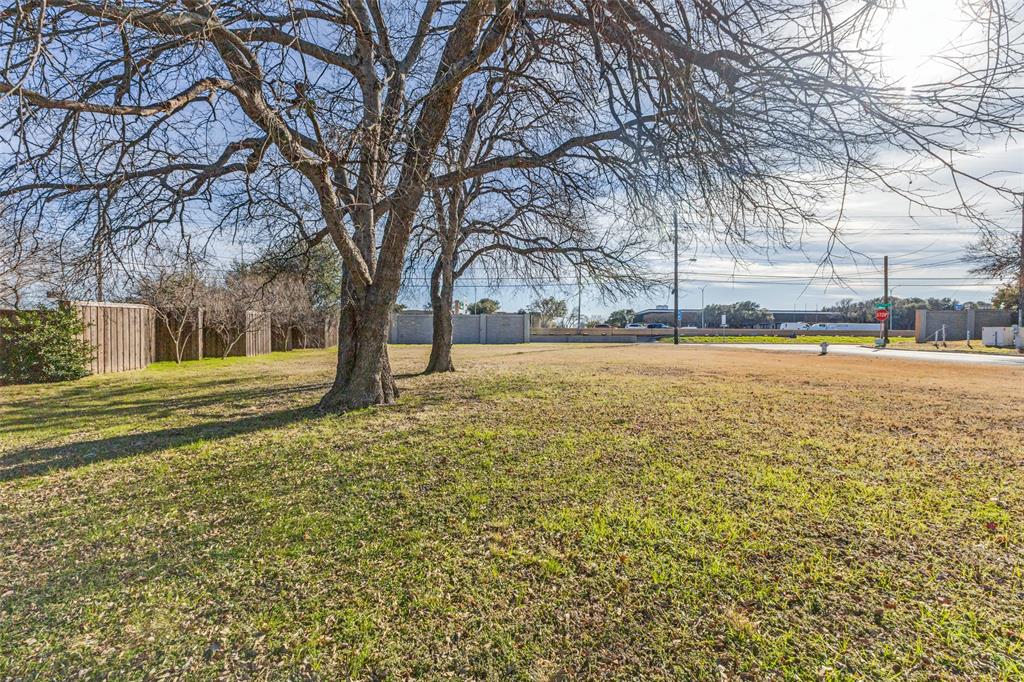 6302 Clubhouse Circle Dallas, TX 75240 - Photo 3 of 11