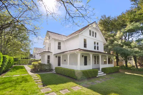 $3,150,000 | 209 Elm Street, Southampton, NY 11968