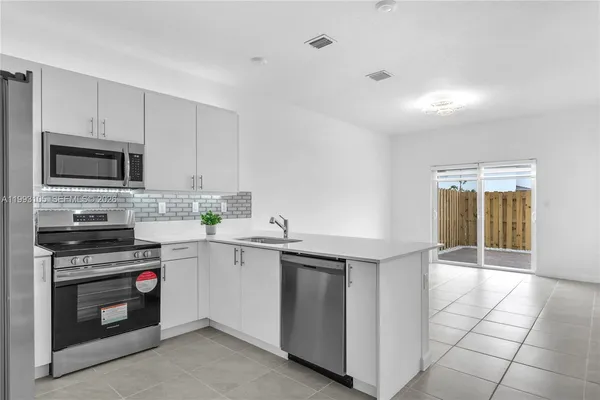 $3,300 | 2425 Southeast 28th Drive, Unit 2425, Homestead, FL 33035