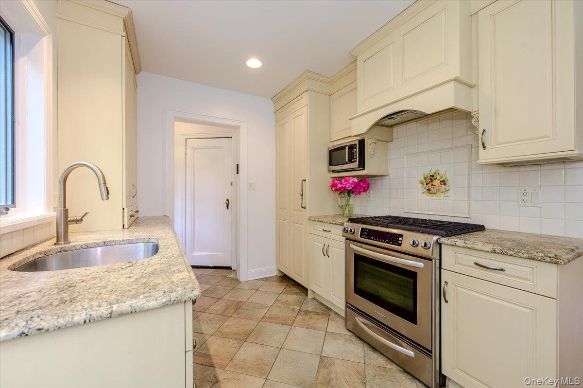 8 Parkside Drive Great Neck, NY 11021 - Photo 11 of 32