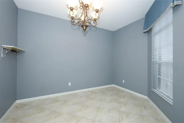a view of a chandelier in big room and chandelier