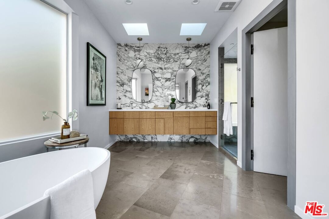 4634 Libbit Avenue Encino, CA 91436 - Photo 20 of 40 a spacious bathroom with a bathtub sink and mirror