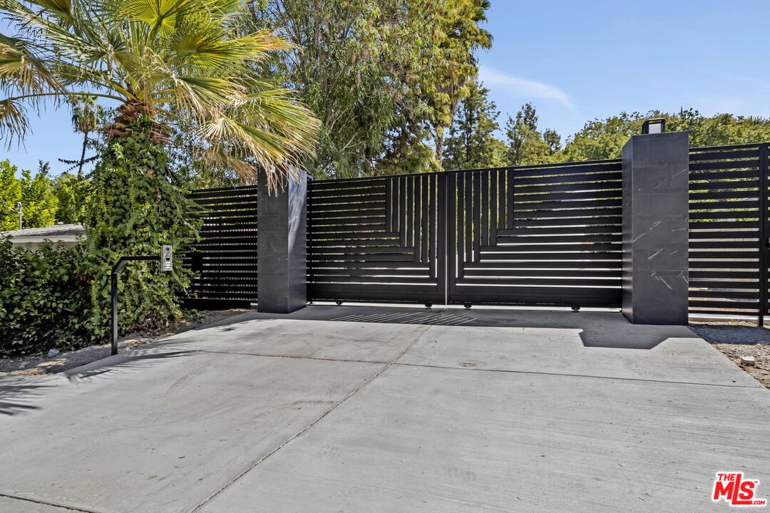 4634 Libbit Avenue Encino, CA 91436 - Photo 39 of 40 a view of outdoor space and yard