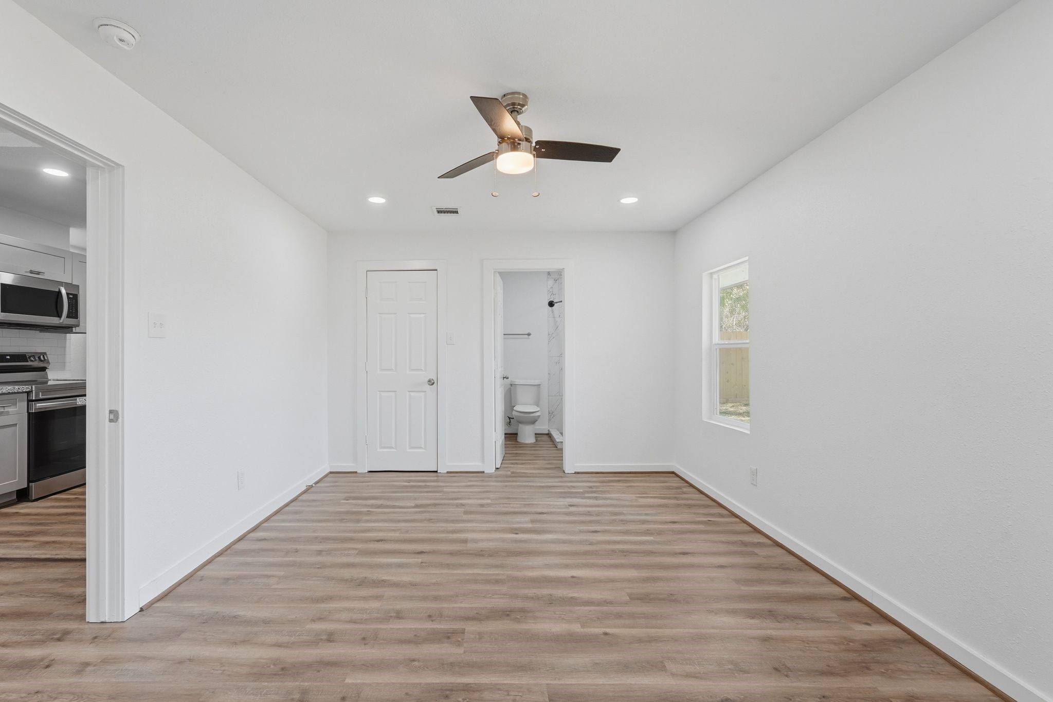 5962 Ridgeway Drive Houston, TX 77033 - Photo 10 of 22 Primary bedroom