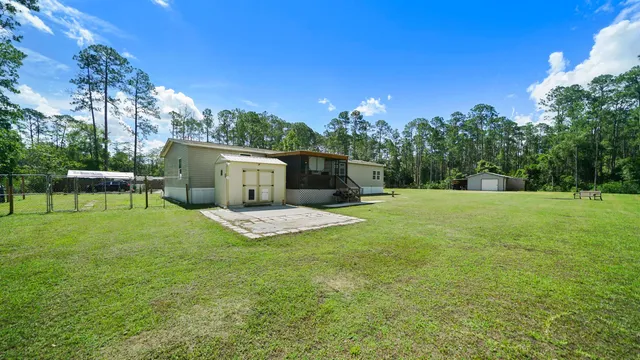 a view of a back yard