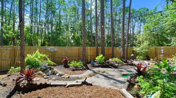 a view of yard with green space