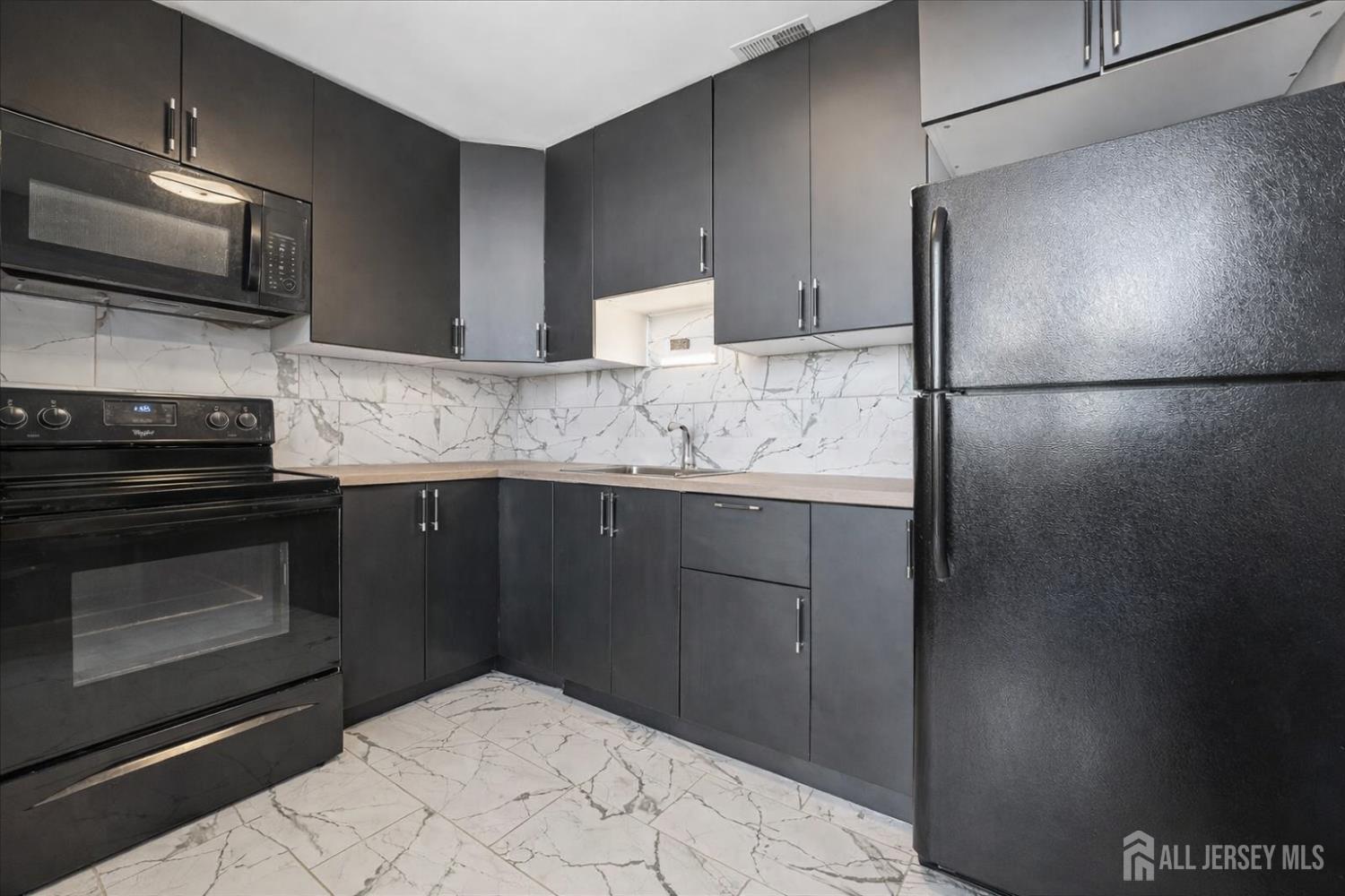 434 Lawrence Street, Unit 18 Perth Amboy, NJ 08861 - Photo 3 of 11