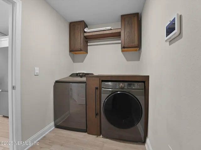 a close up view of a washer and dryer