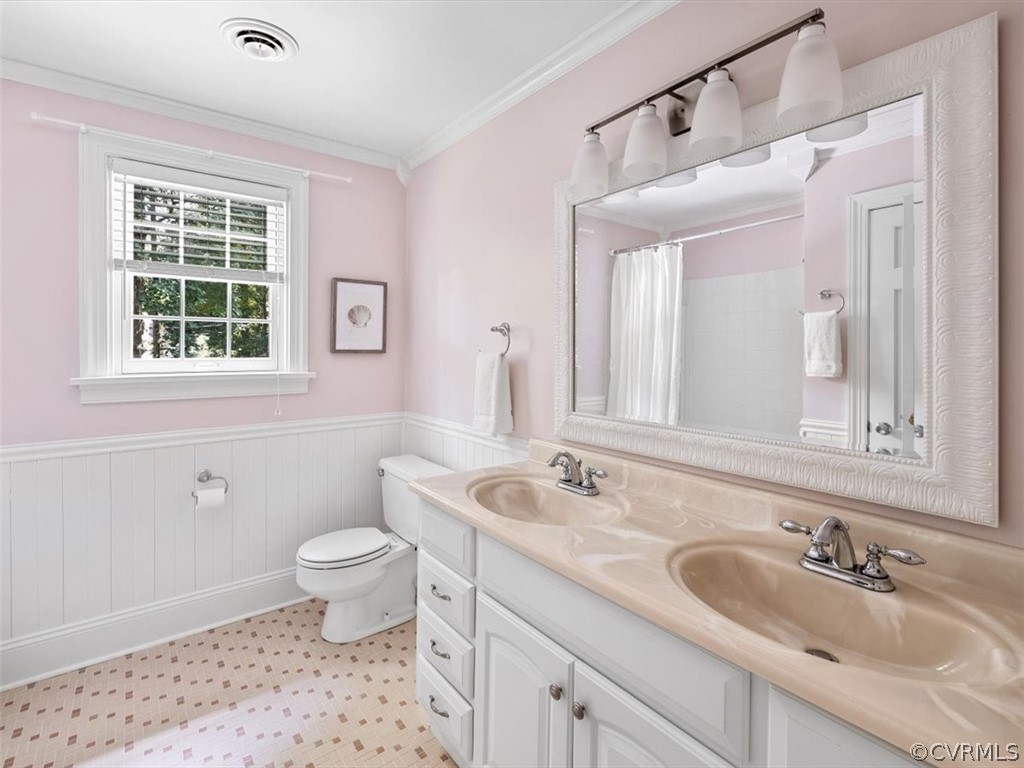 10511 Cherokee Road Richmond, VA 23235 - Photo 31 of 43 Hall bath - Raised panel vanity and pristine vinta