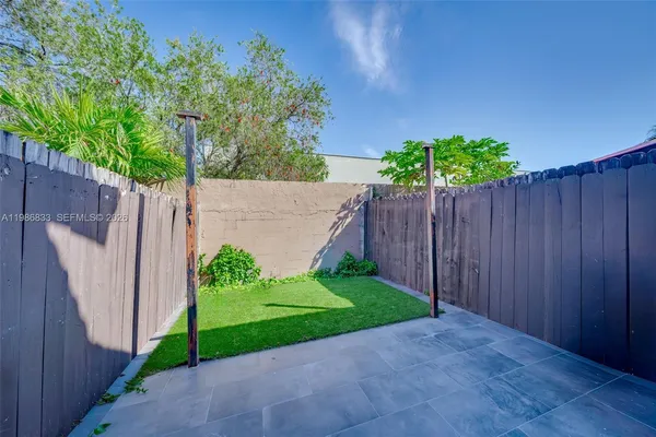 a view of a backyard