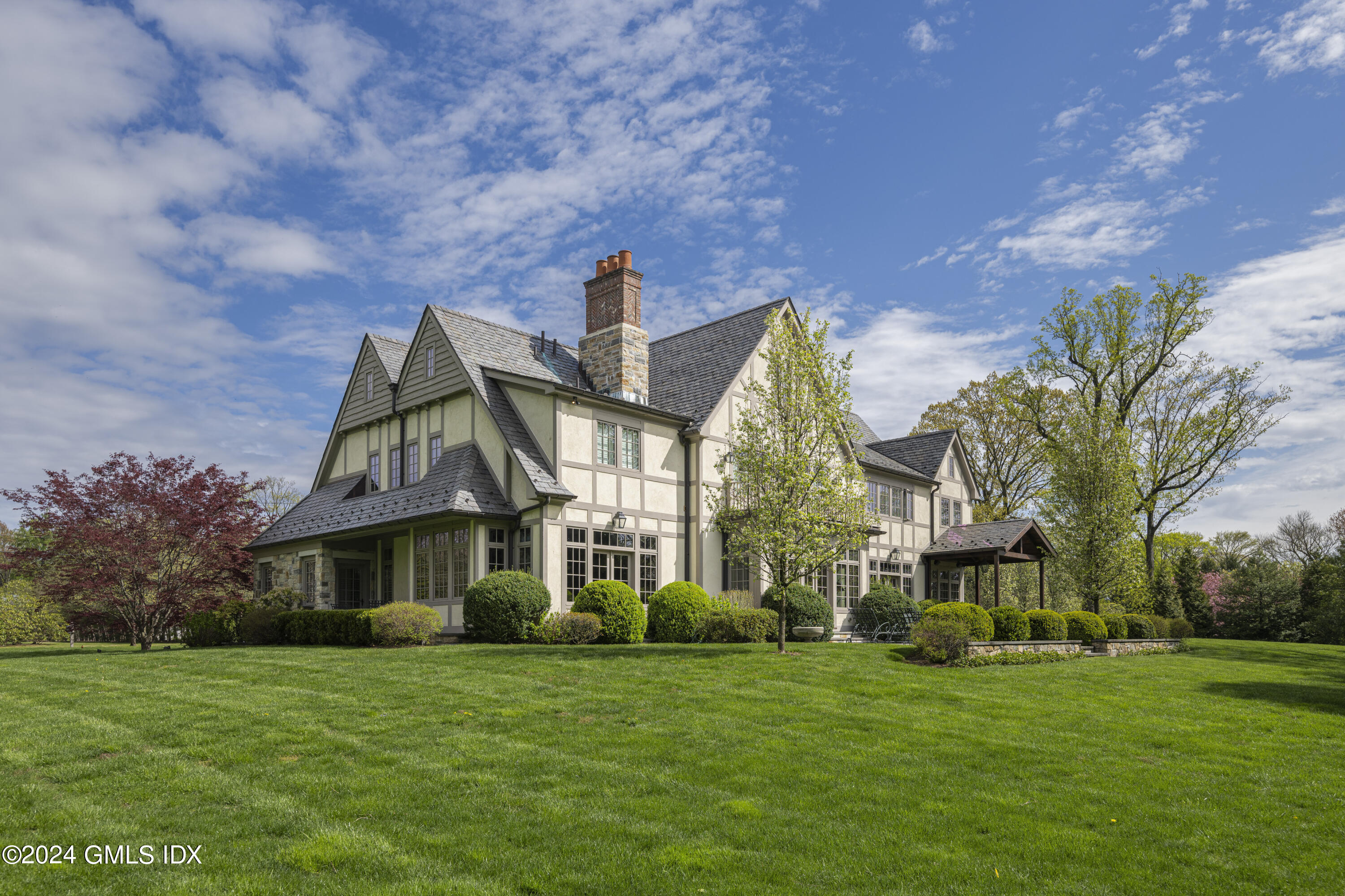 1 Deer Lane Greenwich, CT 06830 - Photo 27 of 48 ensuite /library1st floor ensuite