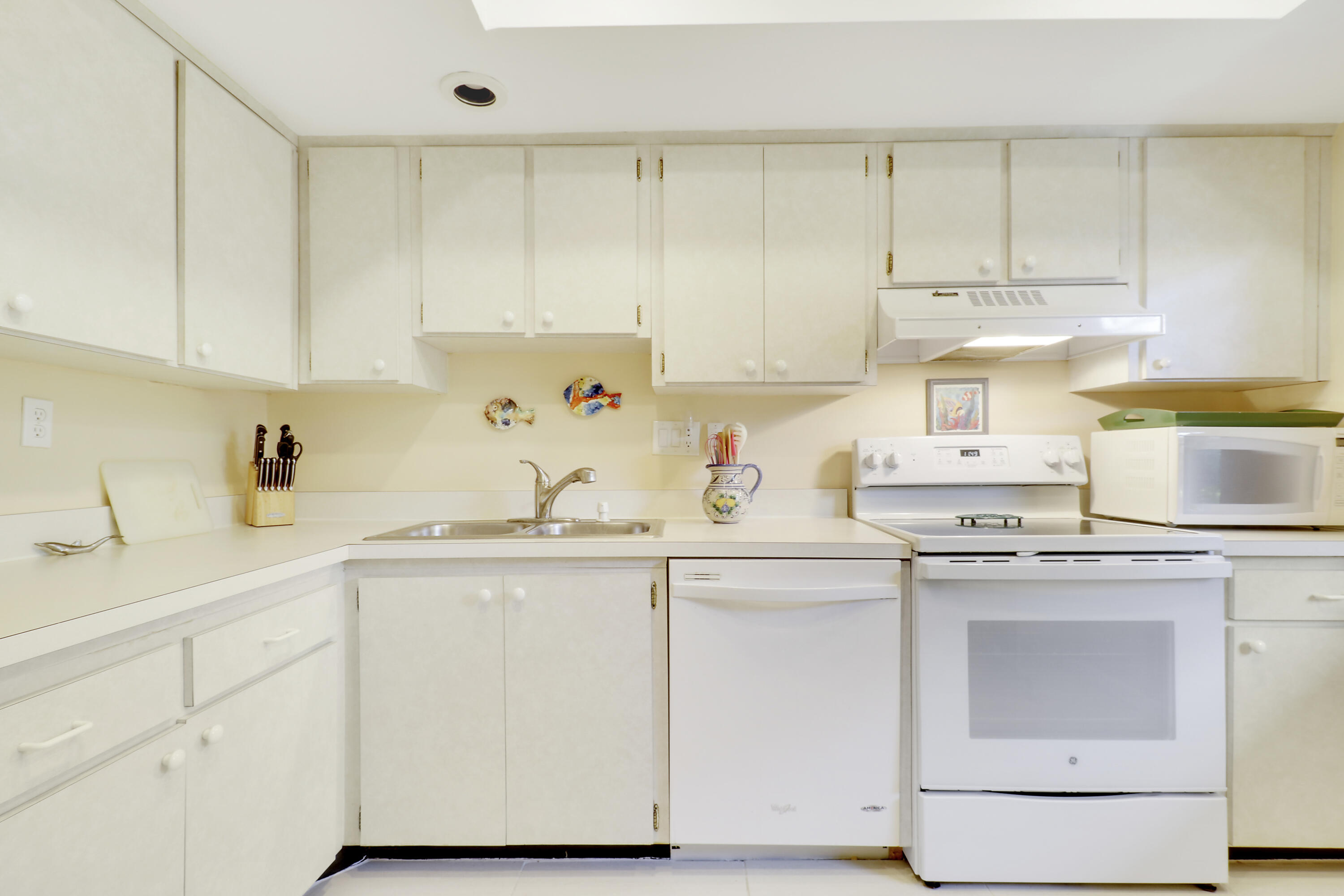 275 South Beach Road Tequesta, FL 33469 - Photo 19 of 31 Kitchen