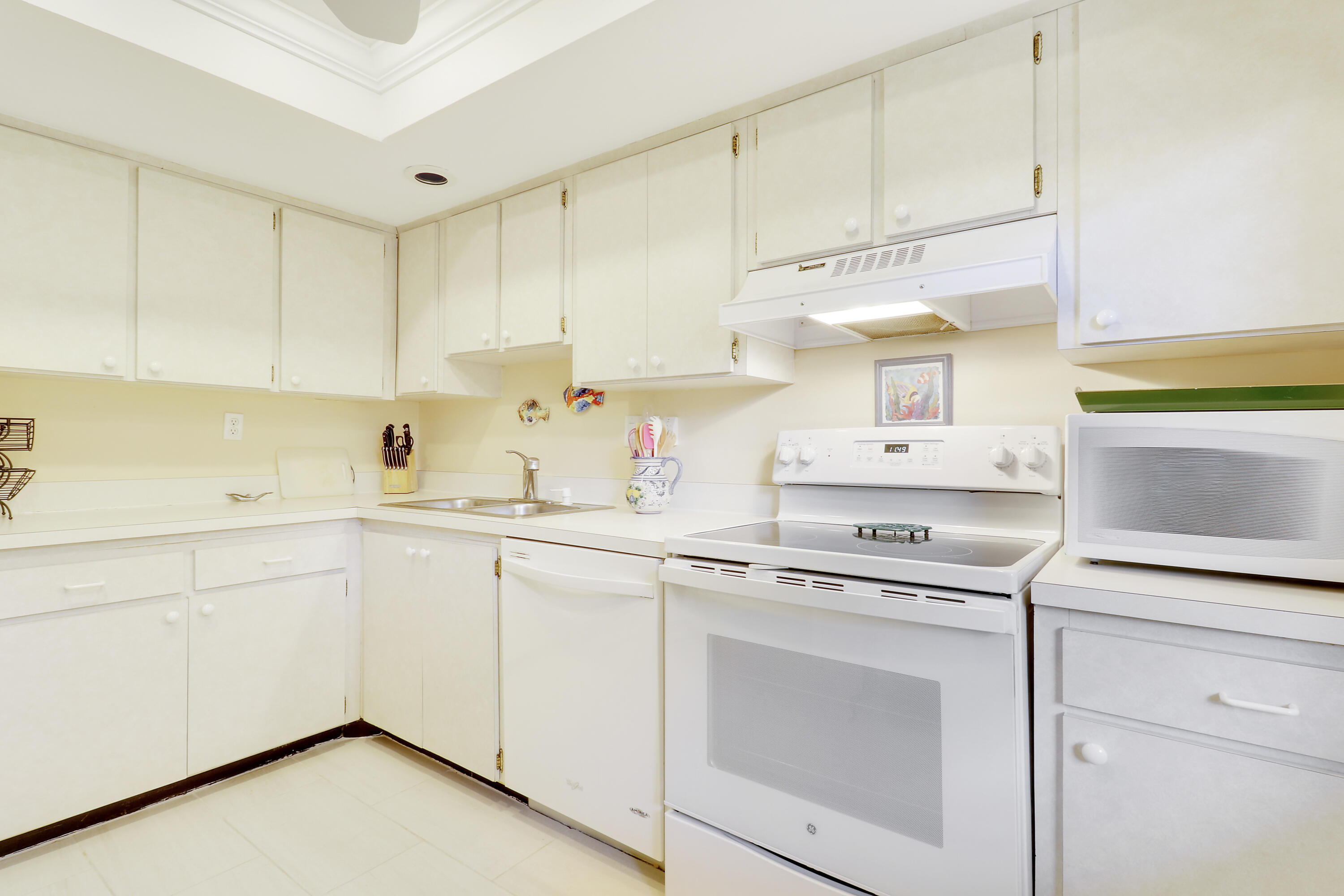 275 South Beach Road Tequesta, FL 33469 - Photo 20 of 31 Kitchen