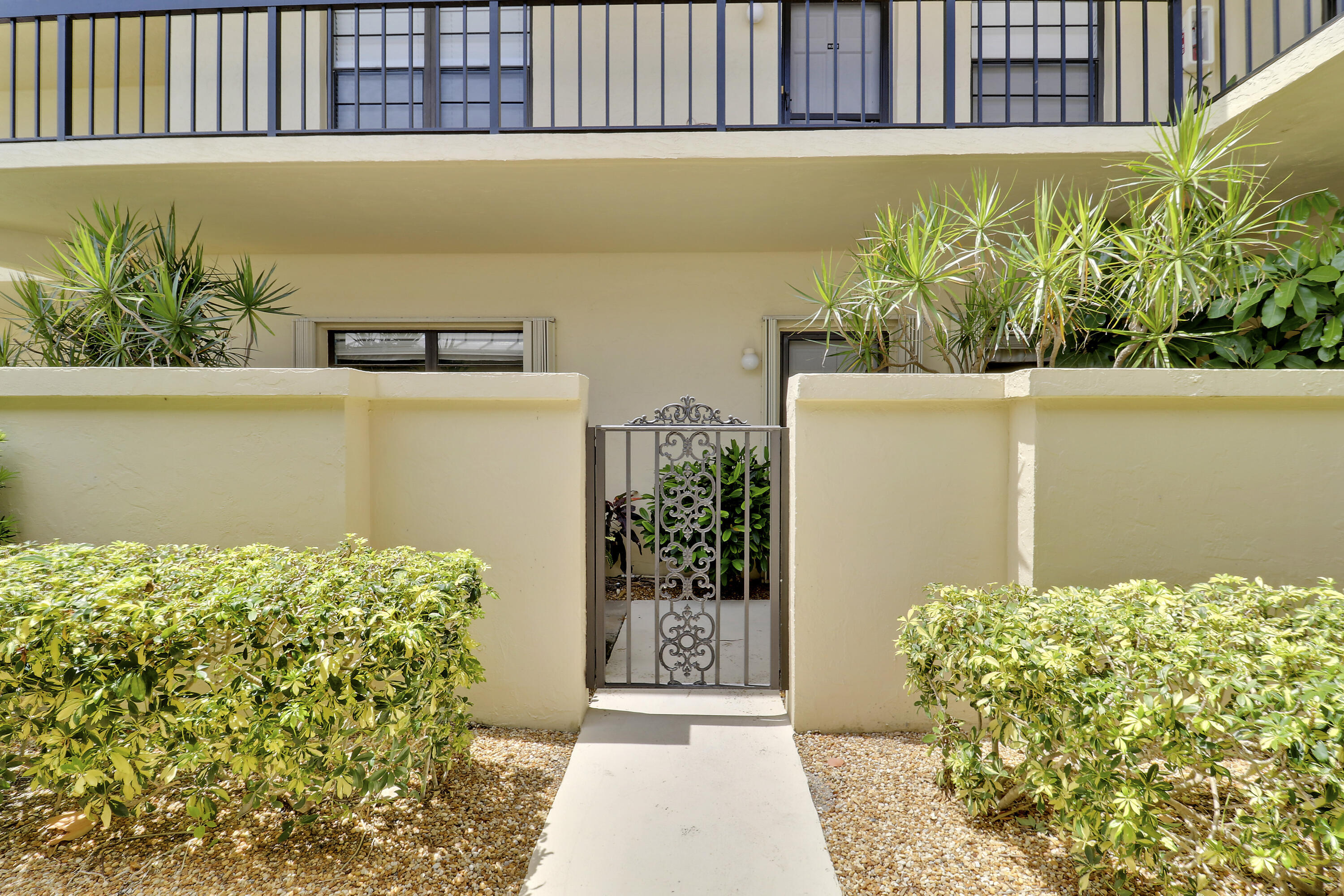 275 South Beach Road Tequesta, FL 33469 - Photo 26 of 31 Entrance