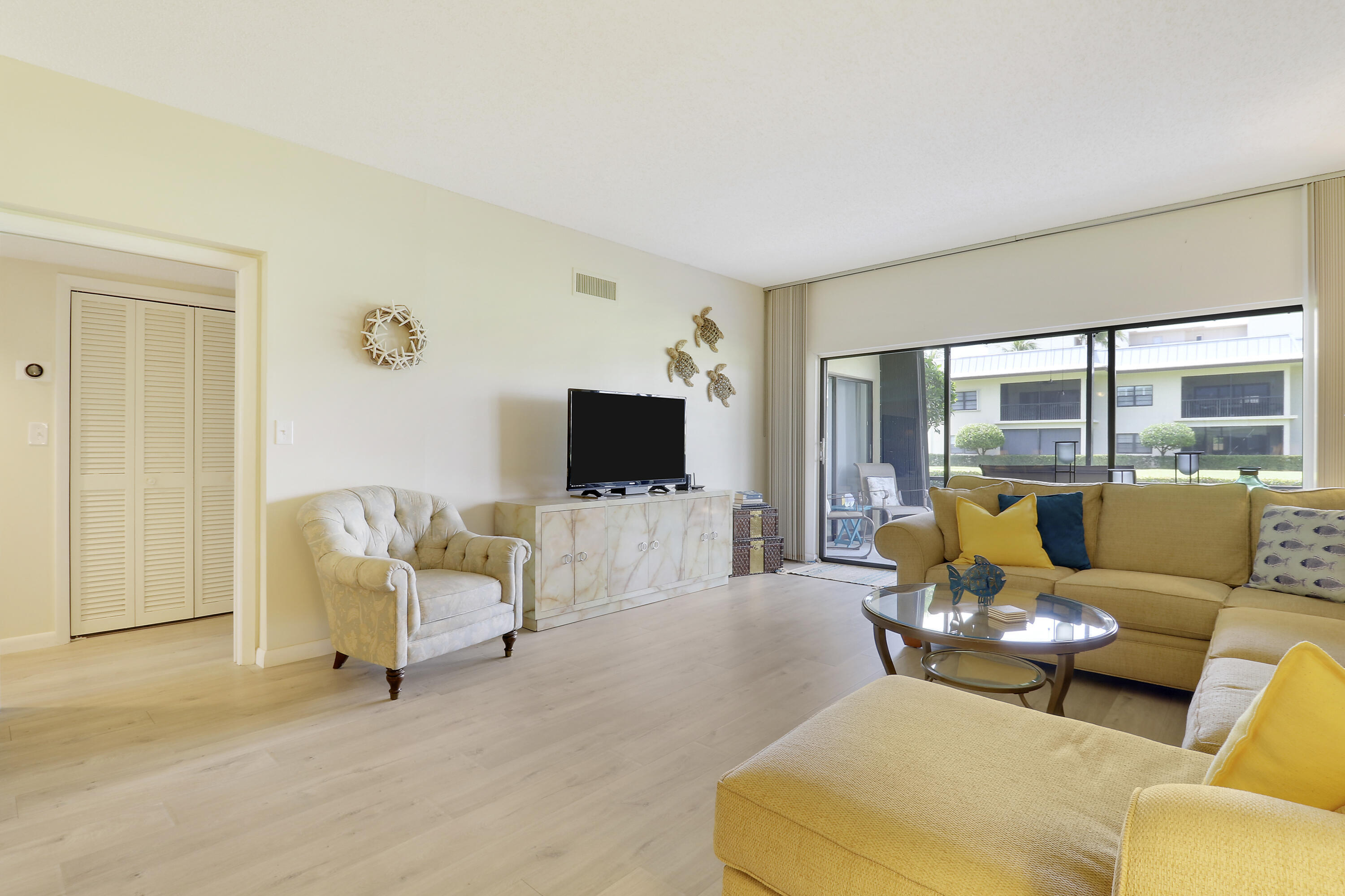 275 South Beach Road Tequesta, FL 33469 - Photo 10 of 31 Living