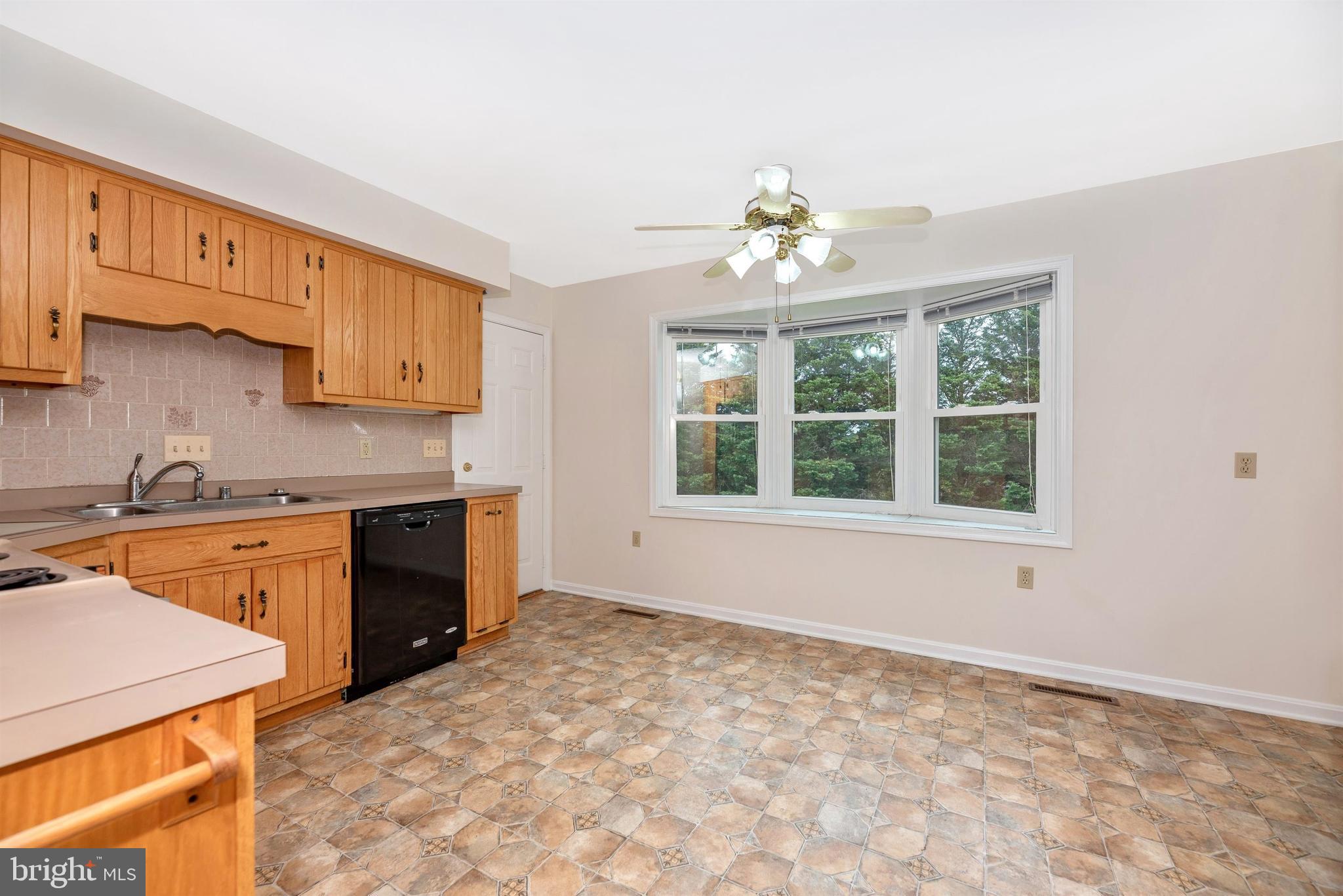 8117 Stone Ridge Drive Frederick, MD 21702 - Photo 17 of 65 Kitchen with Breakfast Nook