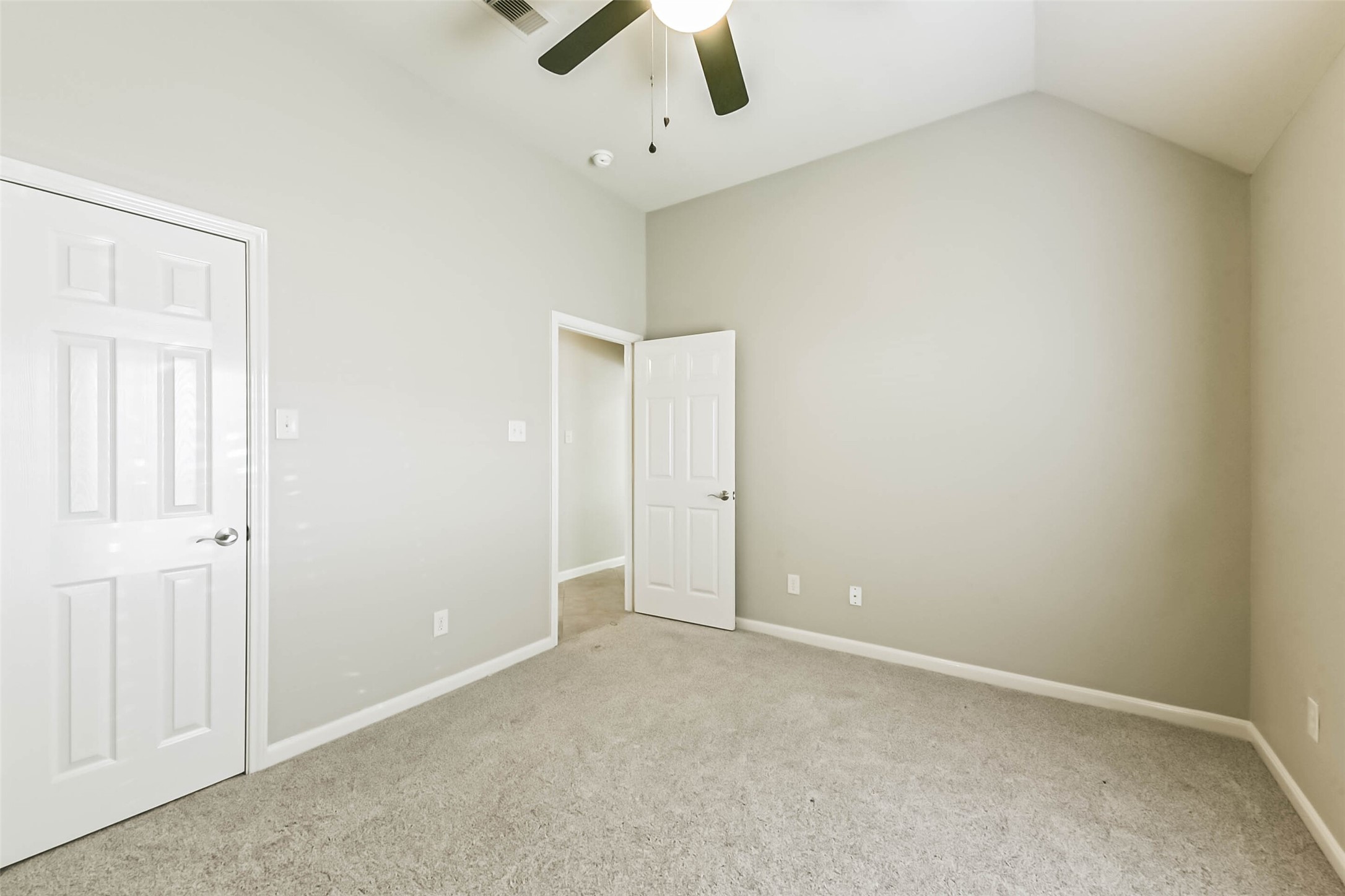 15910 Chart House Court Houston, TX 77044 - Photo 38 of 45 an empty room with chandelier fan