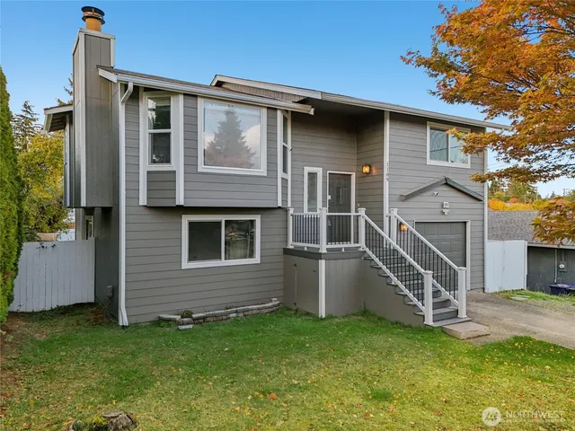 a view of a house with a yard