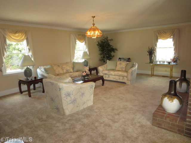 8336 Center Grove Church Road Clemmons, NC 27012 - Photo 2 of 16 Living Room.