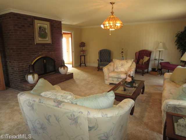 8336 Center Grove Church Road Clemmons, NC 27012 - Photo 3 of 16 Living Room.