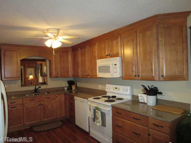 8336 Center Grove Church Road Clemmons, NC 27012 - Photo 6 of 16 Kitchen.