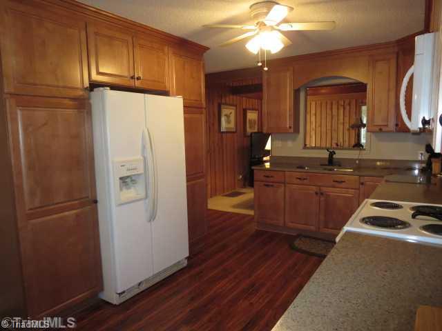 8336 Center Grove Church Road Clemmons, NC 27012 - Photo 7 of 16 Kitchen.