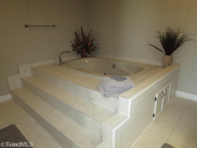 8336 Center Grove Church Road Clemmons, NC 27012 - Photo 10 of 16 Master Bath/Spa.