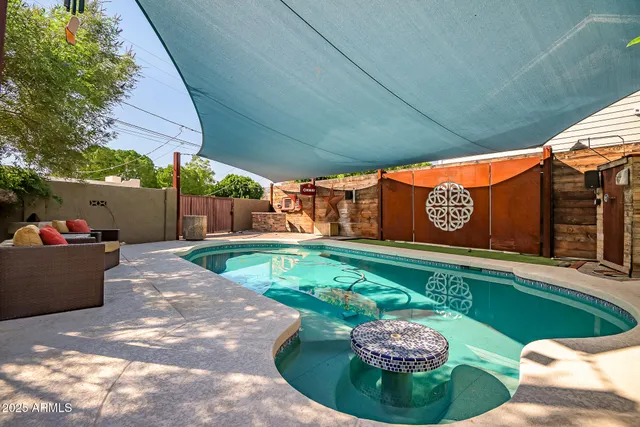 a view of a backyard with table and chairs potted plants