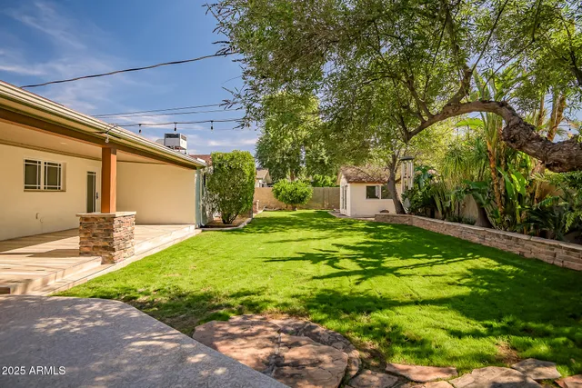 a view of a house with backyard and garden