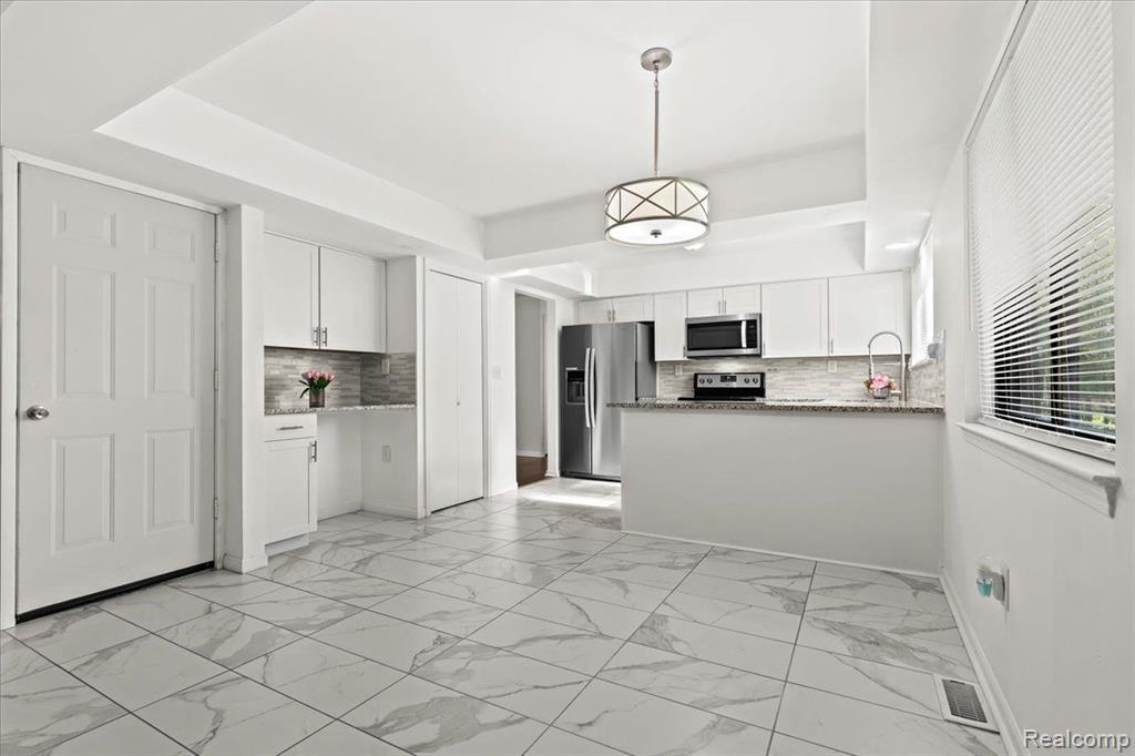 20937 Halsted Road Farmington Hills, MI 48167 - Photo 9 of 33