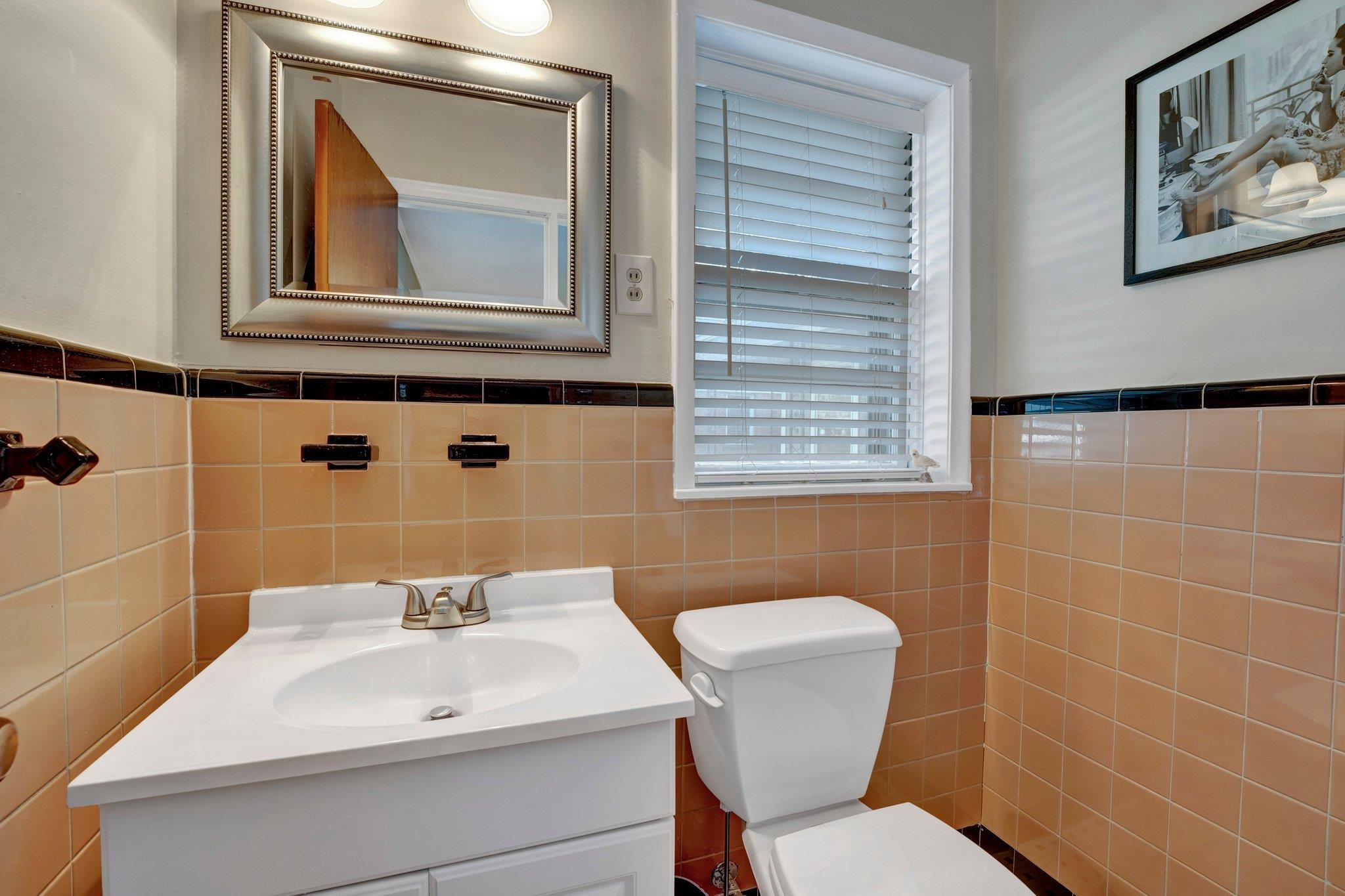 4891 Flamingo Road Memphis, TN 38117 - Photo 27 of 34 a bathroom with a toilet a sink and mirror