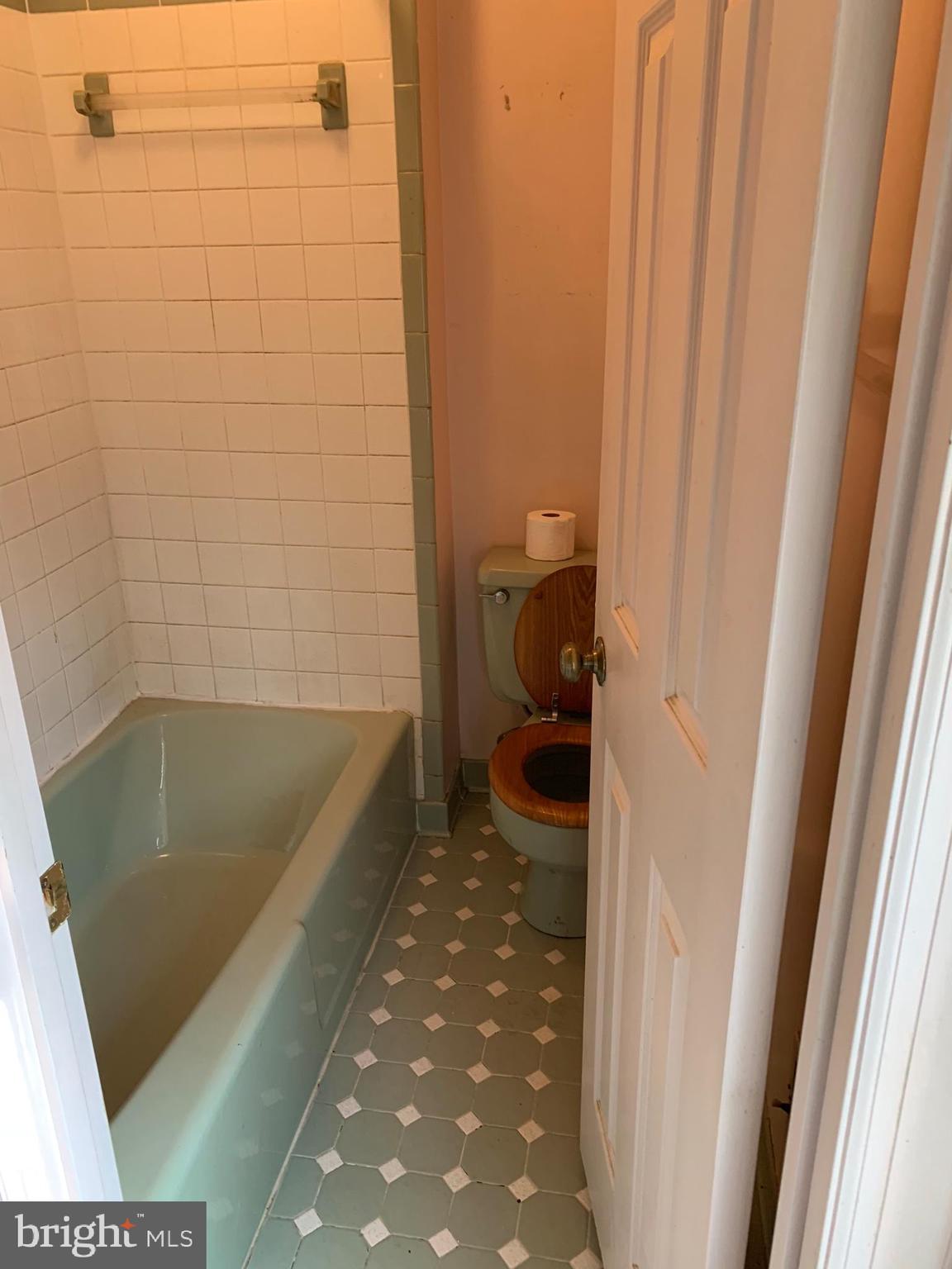7603 Irongate Lane Frederick, MD 21702 - Photo 33 of 43 a bathroom with a sink and a tub