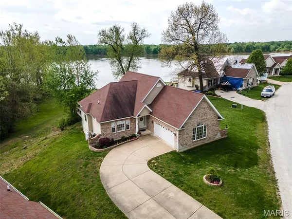$294,900 | 25 Brickyard Drive, Golden Eagle, IL 62036