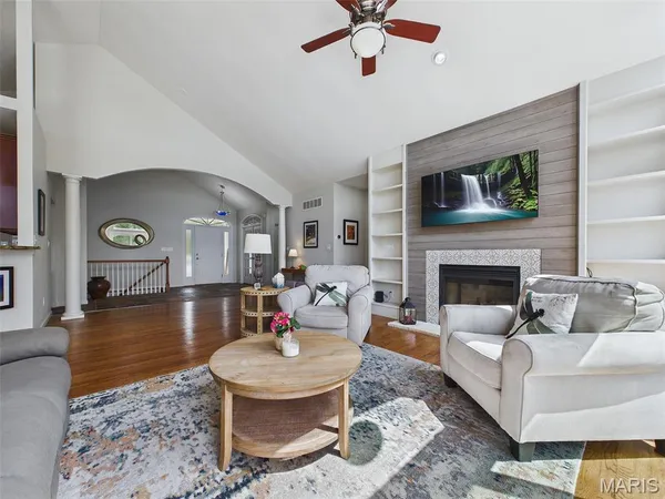 $294,900 | 25 Brickyard Drive, Golden Eagle, IL 62036