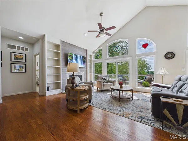 $294,900 | 25 Brickyard Drive, Golden Eagle, IL 62036