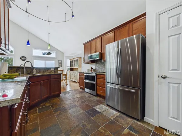 $294,900 | 25 Brickyard Drive, Golden Eagle, IL 62036