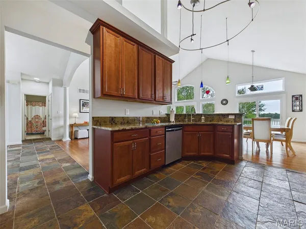 $294,900 | 25 Brickyard Drive, Golden Eagle, IL 62036