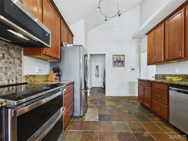 $294,900 | 25 Brickyard Drive, Golden Eagle, IL 62036