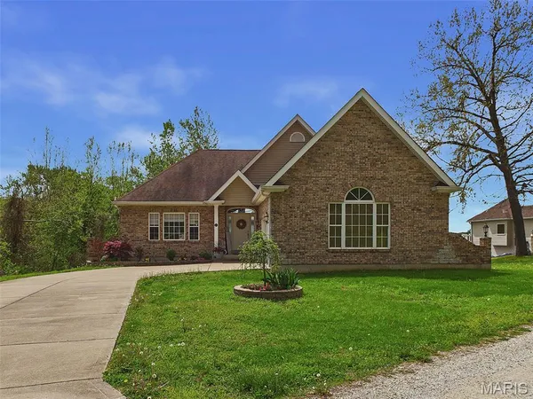 $294,900 | 25 Brickyard Drive, Golden Eagle, IL 62036