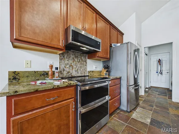 $294,900 | 25 Brickyard Drive, Golden Eagle, IL 62036