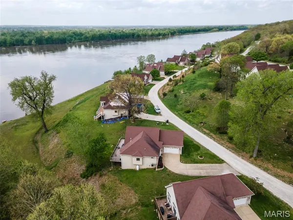 $294,900 | 25 Brickyard Drive, Golden Eagle, IL 62036