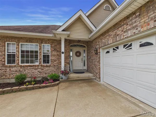 $294,900 | 25 Brickyard Drive, Golden Eagle, IL 62036